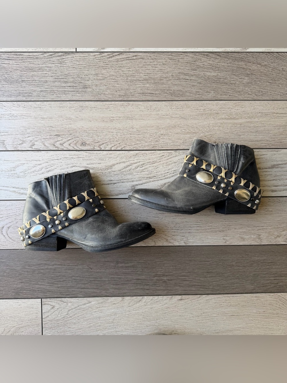 Circle G by corral Studded Black Leather Ankle Boots with Gold Accents size 8